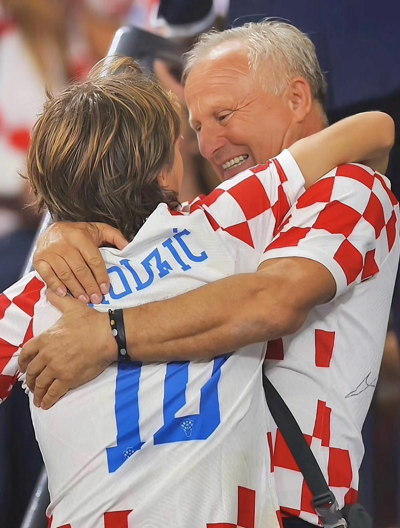 阿圭罗：阿根廷能赢2026世界杯；梅西是巴萨队史最重要的球员（阿圭罗：看好阿根廷夺得2026年世界杯，梅西是巴萨史上最重要的球员）