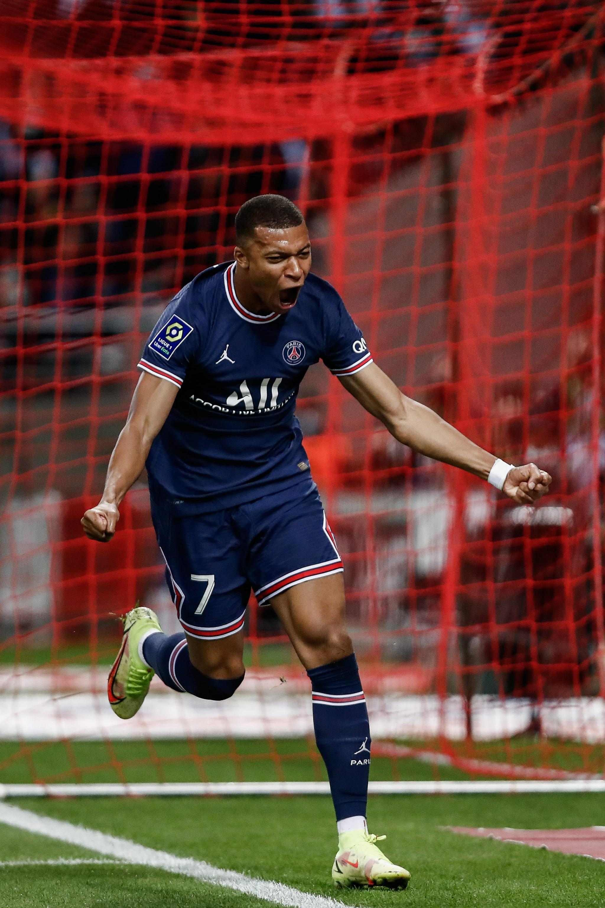 今天体能考验很大！杨瀚森次节被换下脸露疲倦（体能挑战严峻！杨瀚森次节被换下显露疲态）