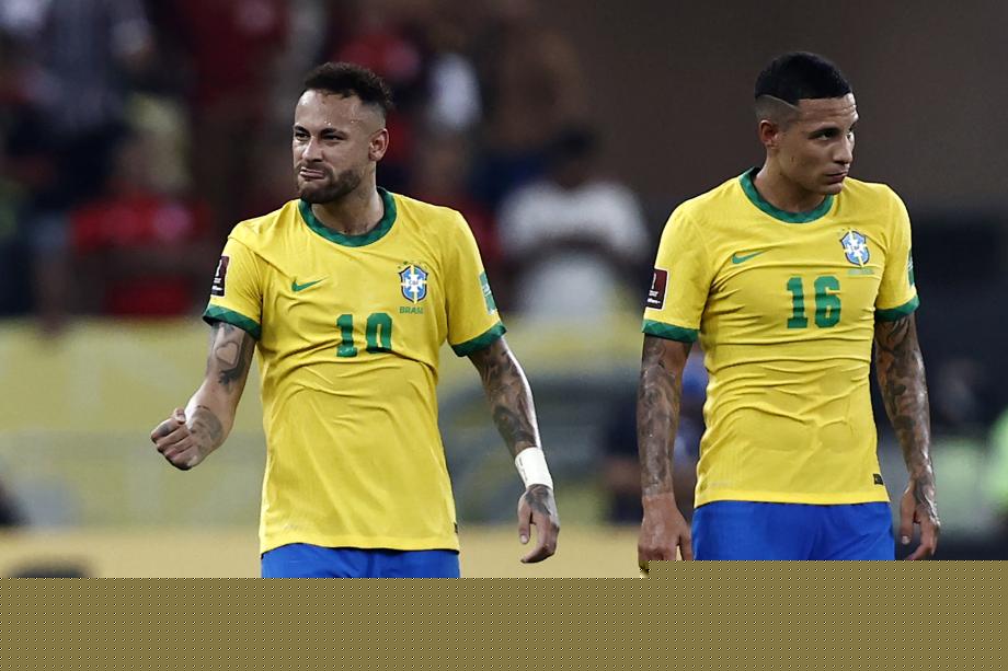 墨西哥一处世界杯训练场地状况百出：一角长满了树，边线是弯的（墨西哥一世界杯训练场问题频出：角落长树、边线不直）