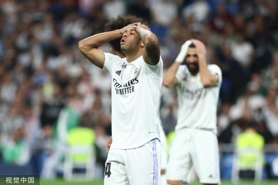 西亚卡姆和杰克逊半场均得分上双，二人合砍27分（西亚卡姆与杰克逊半场双双得分上双，共取27分）