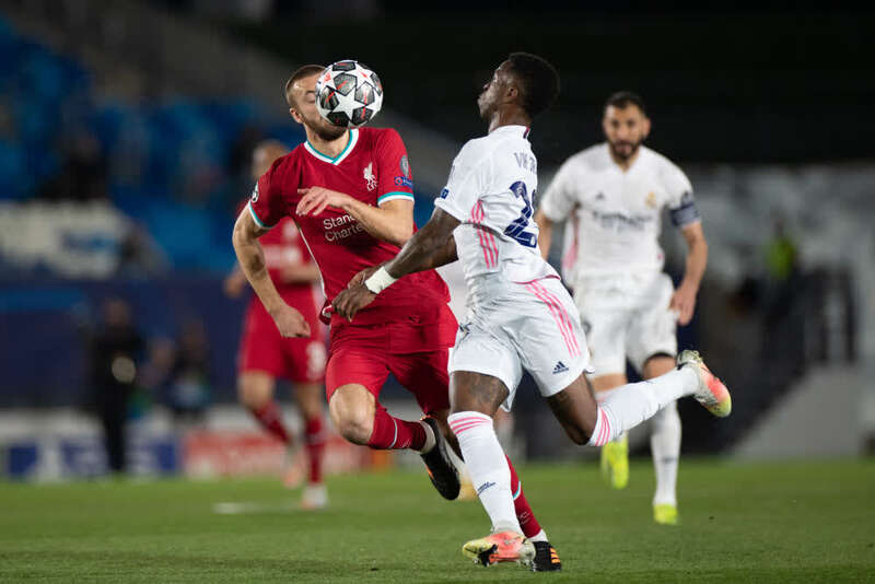 存在感拉满！狄龙半场15中8得到18分3助攻（手感火热！狄龙半场15投8中砍下18分3助攻）