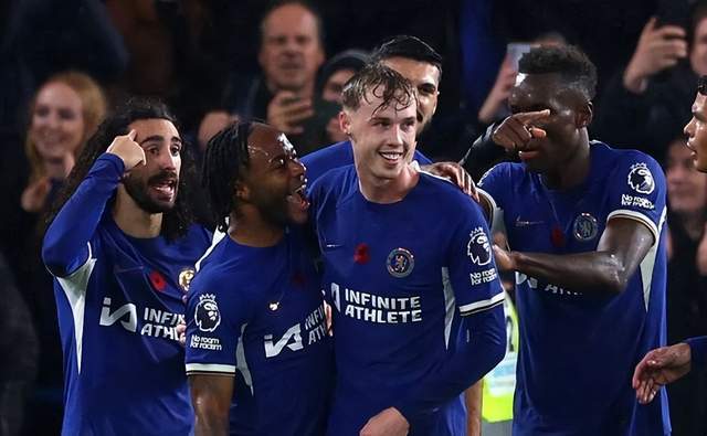 连救4个局点轰6-0！王曼昱打出窒息逆转，第三局直接打崩对手（连救4个局点后6-0反击，王曼昱上演窒息式逆转，第三局彻底打垮对手）