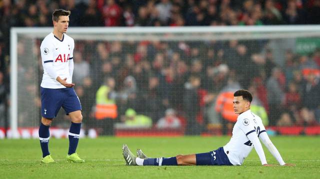 滑手扮关公成都街头玩滑板（关公装扮滑手现身成都街头滑板）