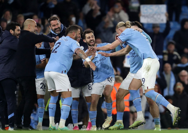 以全新视角回顾AC米兰对阵罗马的比赛📽️🔴⚫（从不同角度重温AC米兰与罗马的较量📽️🔴⚫）